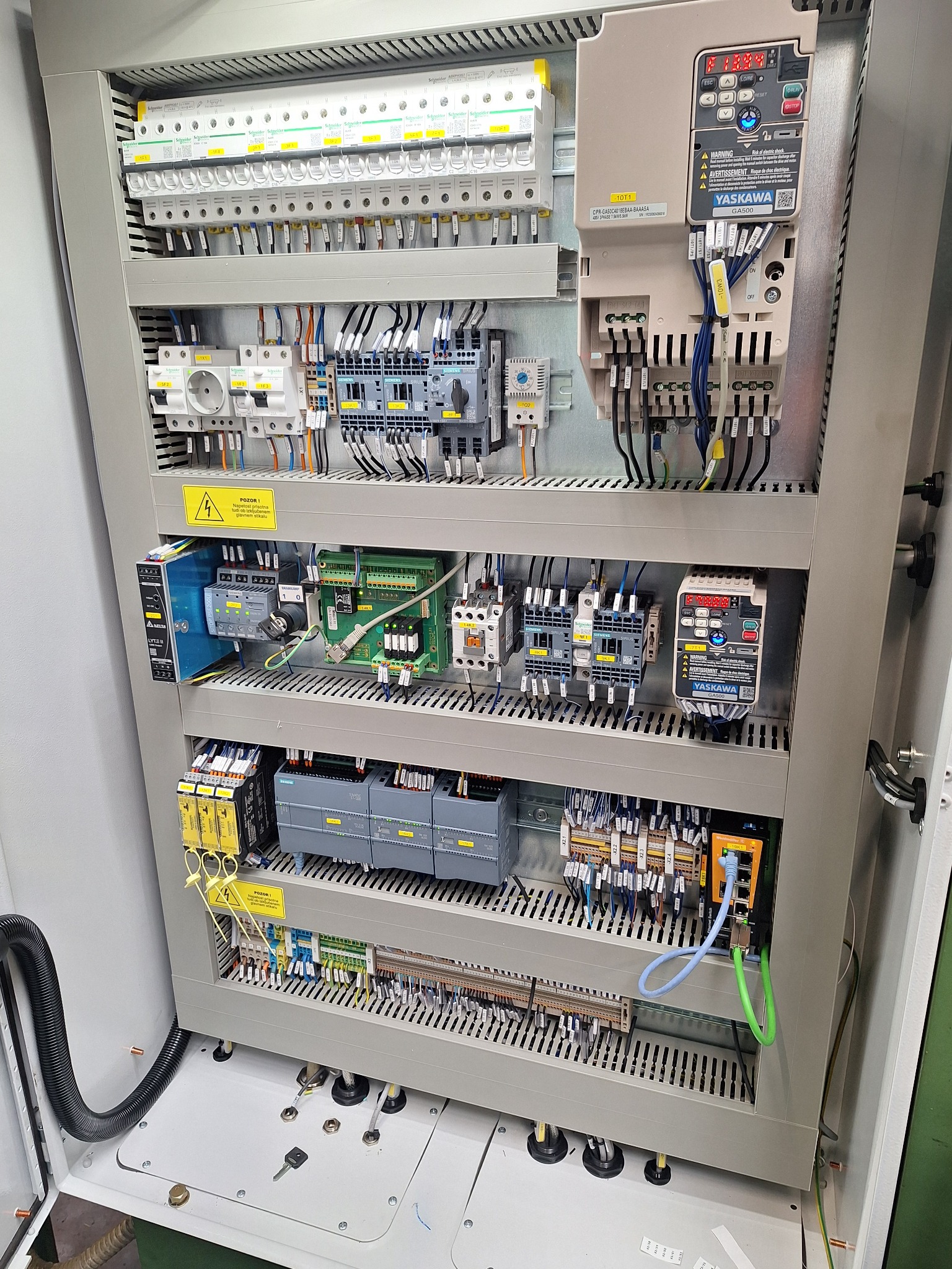 Elektro omara z Siemens PLC in Yaskawa pogoni
